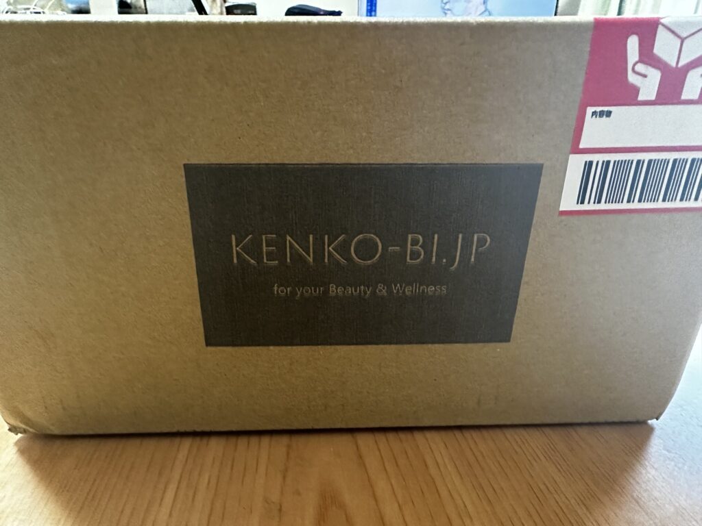 段ボールで届いた私の完全美容食の梱包