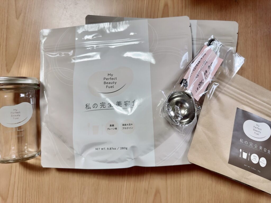 実際に私の完全美容食を購入し撮影した画像（私の完全美容食と初回購入特典のシェイカー、スプーン、味変パウダー）