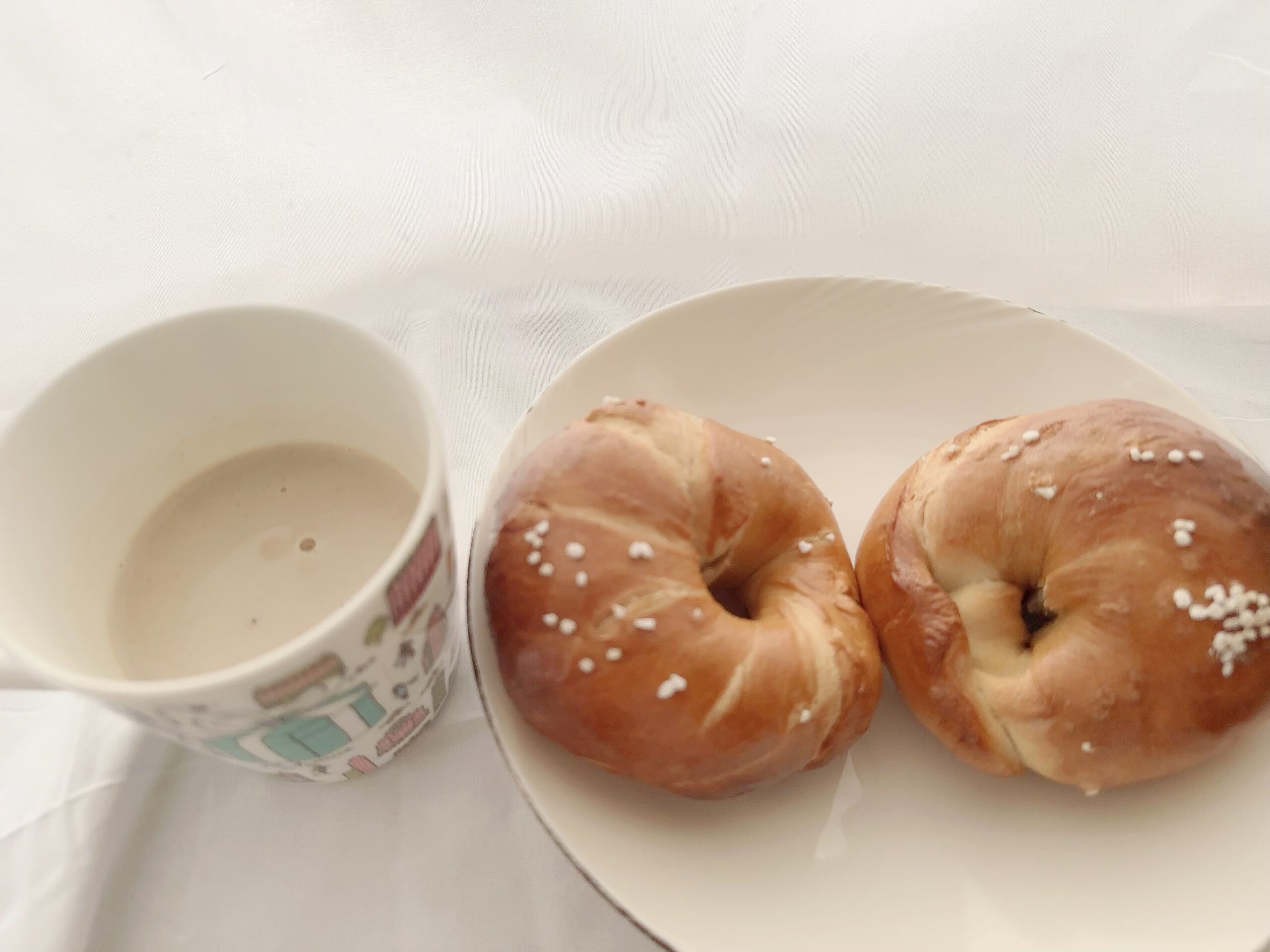 ベーグルとカフェラテの写真