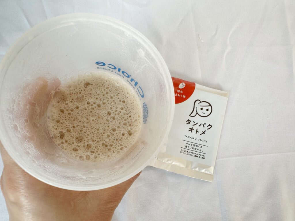 タンパクオトメ博多あまおう味プロテインをシェイクした様子