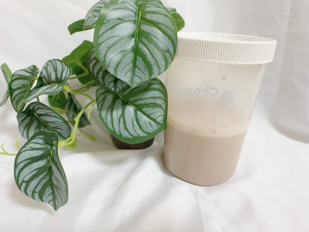 マリネスプロテインを溶かしたドリンクと観葉植物の写真