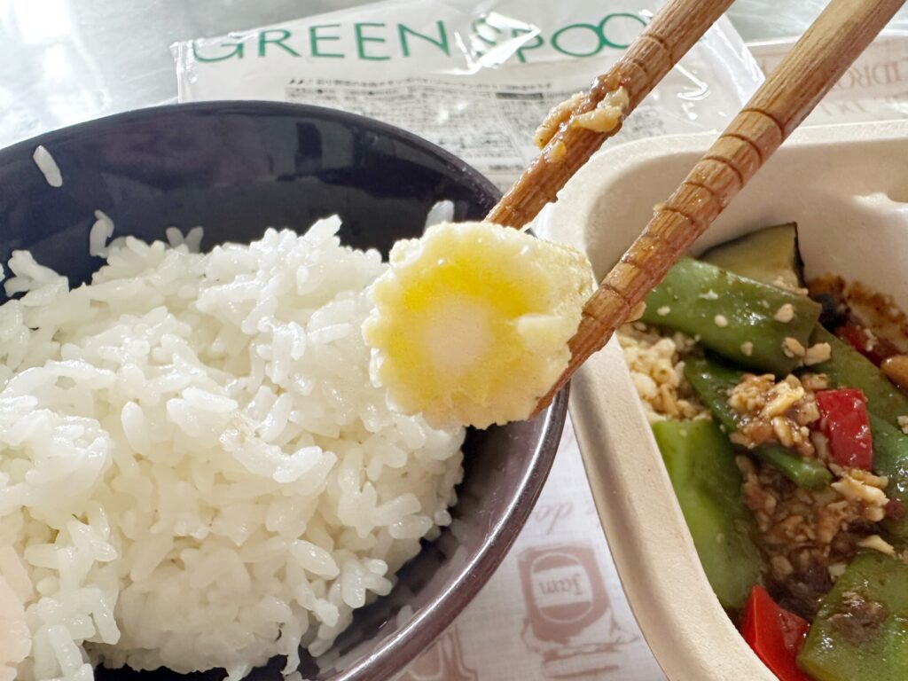 グリーンスプーンガパオとごはんの写真