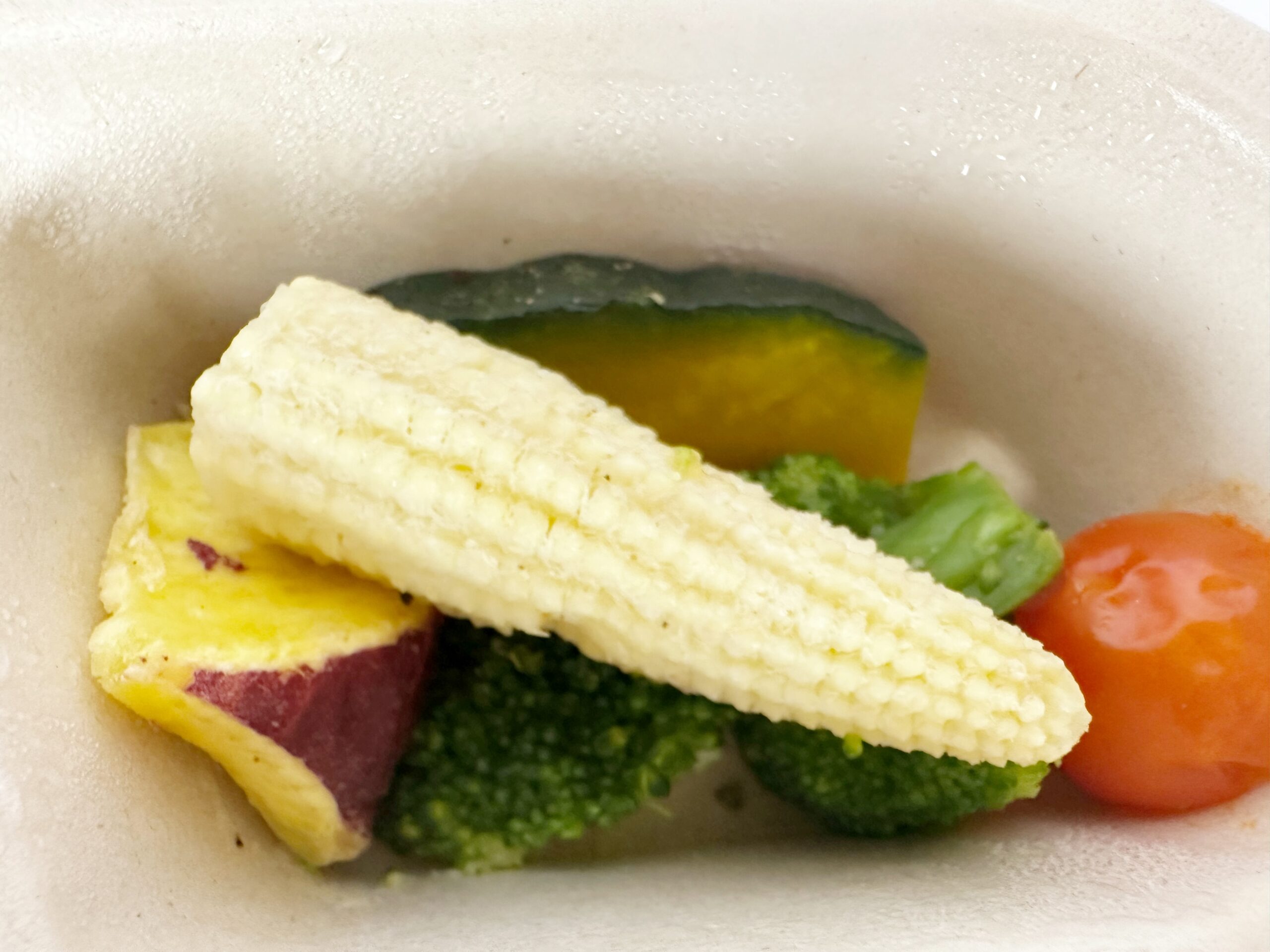 グリーンスプーンガパオの温野菜サラダの写真